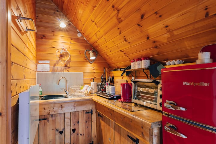 Cosy Cabin Of Hearts - Ely
