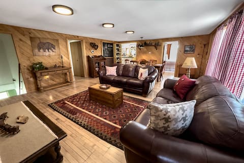 Spacious Copper Country Charm - Pine Street Lodge