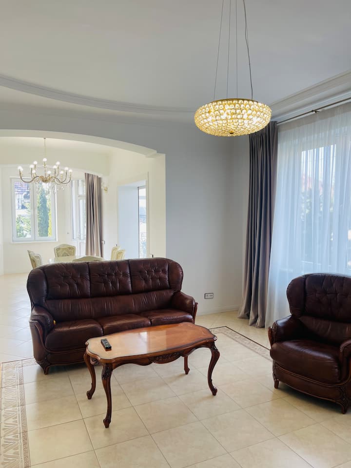 Cozy&quiet 3br Villa With Jacuzzi, Bbq&pool - Chișinău
