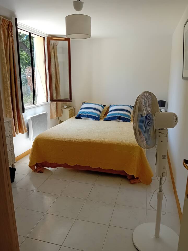 Სამხრეთით მოპირდაპირე. გაკეთდება 160 × 200 საწოლი, 3 დიდი უჯრა, დიდი გარდერობი/კარადა + უჯრები, 2 საწოლისპირა მაგიდა, 1 ვენტილატორი, კოღოს ბადე
4 ბალიში, (საჭიროებისამებრ, 1 საბანი და 1 დამატებითი საბანი)