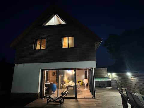 Designer chalet by the sea, jacuzzi, round bed