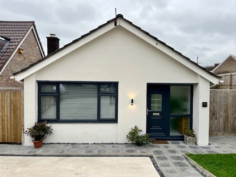 Modern bungalow-driveway - contractor and holiday