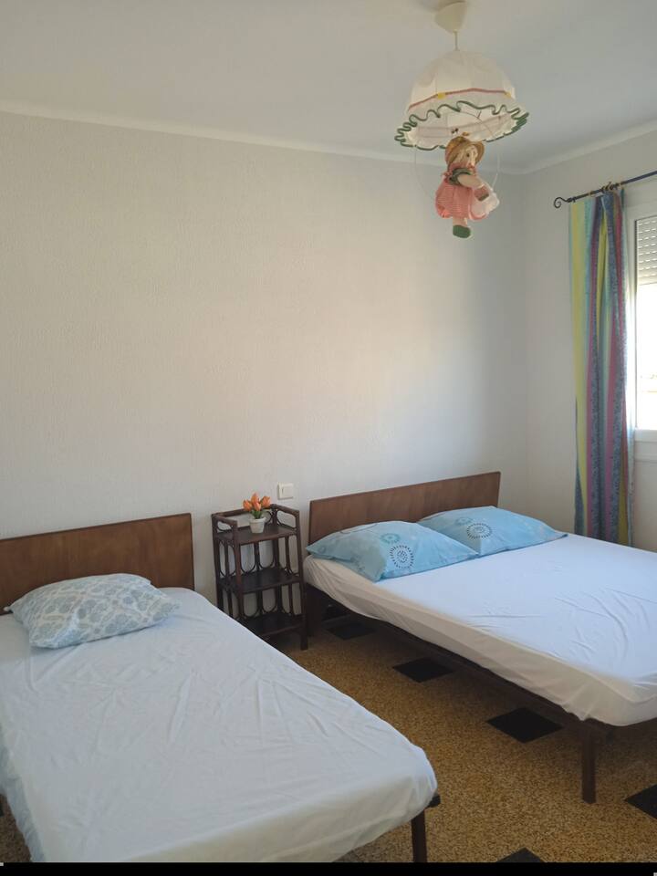 Kitanda cha watu wawili chenye ukubwa wa 140x190 na kitanda kimoja chenye ukubwa wa 90x190. Vituo vya kitanda vilivyopambwa. Dirisha lenye mng 'ao mara mbili na vizuizi vya umeme. Kabati la kuhifadhia. Kiti  