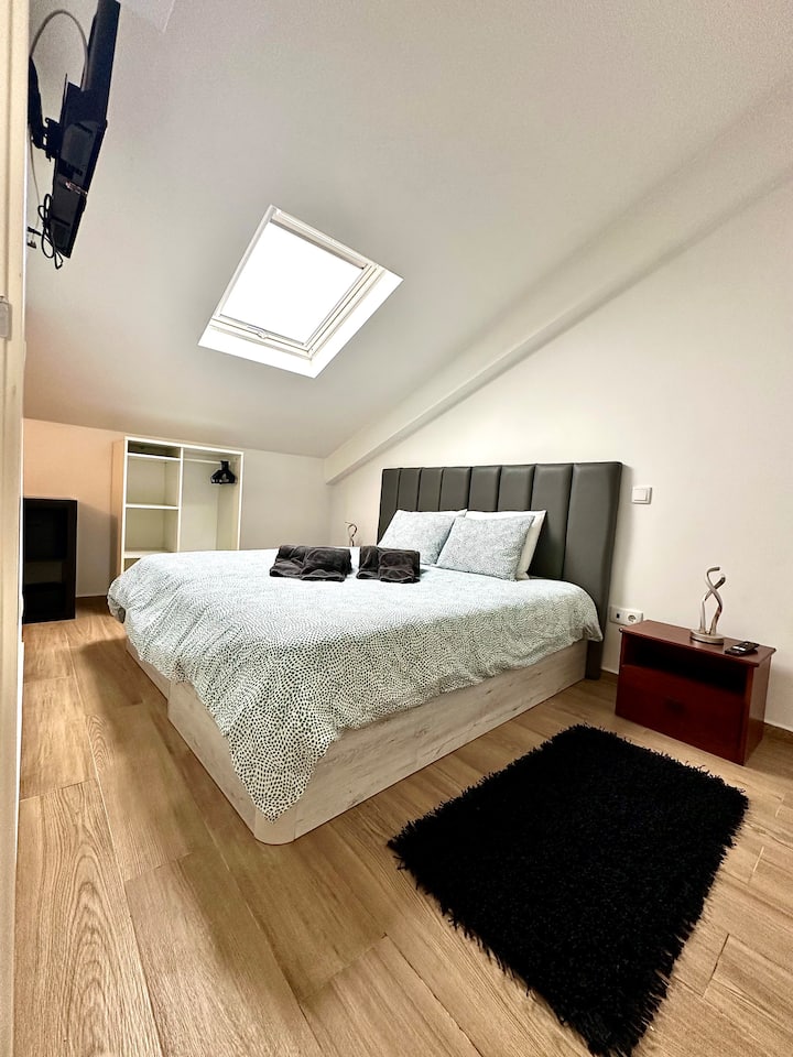Room with 2 single beds or a king-size double bed. With a television, 2 bedside tables, and 1 storage unit.