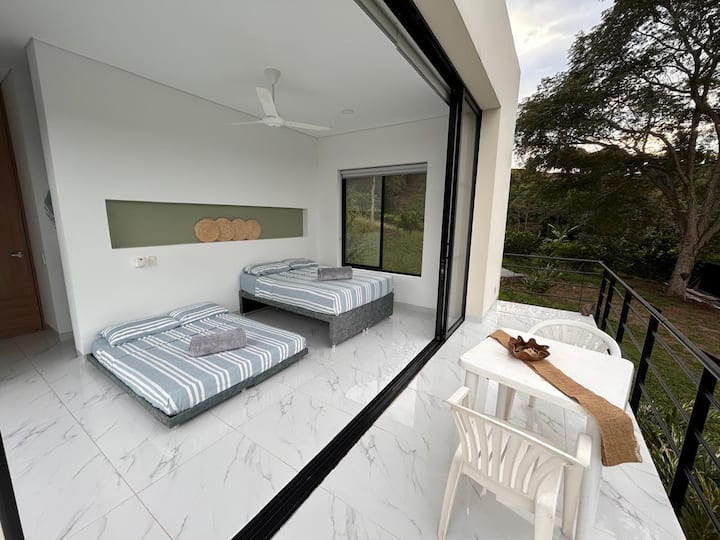 ห้องนอนใหญ่: เตียงคู่แบบซ้อนกัน ห้องน้ำส่วนตัวและพัดลม ระเบียงสุดพิเศษเป็นจุดชมวิวธรรมชาติที่สมบูรณ์แบบสำหรับการชมวิหคและถ่ายภาพภูเขาที่น่าจดจำ