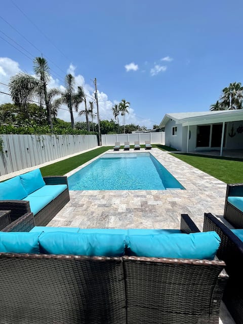 A private pool & patio, near beaches!