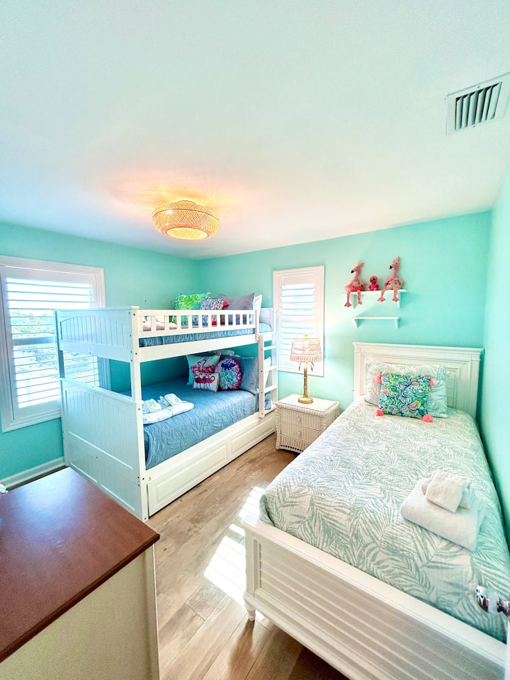 U spavaćoj sobi 3 nalazi se krevet na kat s dva odvojena kreveta na izvlačenje. Tu je i dodatni bračni krevet. 