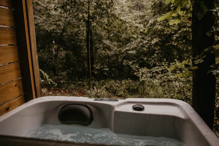 The Acorn: Hot tub, Private Trail, Firepit, Swing - Cabins for