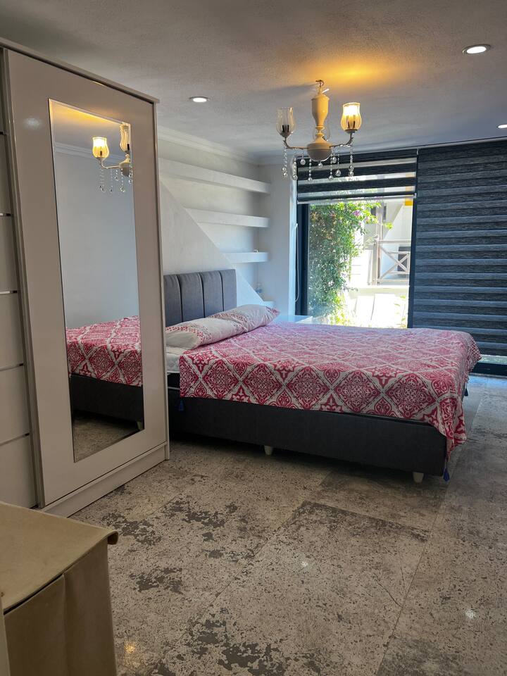 غرفة نوم بسرير مزدوج