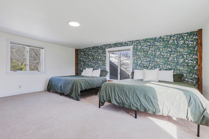 غرفة النوم رقم3 - سريران كبيران مع ملاءات مريحة وضوء طبيعي. يقع في الطابق العلوي في الطابق الثاني. حمام كامل مشترك مع غرفة نوم رقم2 عبر القاعة.