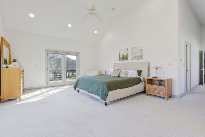 غرفة نوم رئيسية واسعة (غرفة نوم رقم1) - سرير كينج مع خزانة ملابس كبيرة وتلفزيون وحمام داخلي وشرفة صغيرة. يقع في الطابق الأول. 