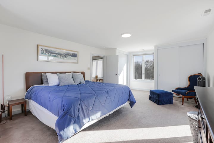 غرفة النوم رقم2 - سرير كبير مع ملاءات مريحة ومناظر رائعة. يقع في الطابق العلوي في الطابق الثاني. حمام كامل مشترك مع غرفة نوم رقم3 عبر القاعة. 