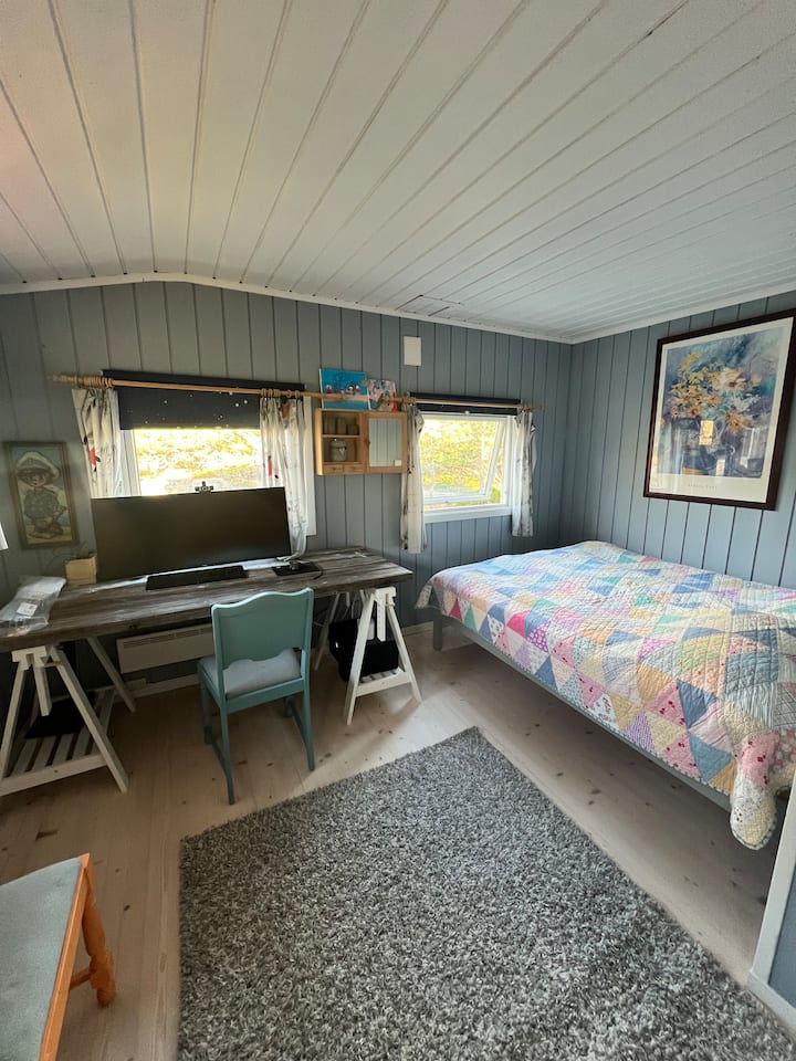 غرفة/مكتب عائلي كبير مبني. تحتوي الغرفة على سرير مزدوج وسرير بطابقين. يمكن أيضًا استخدامه كحل للمكتب/المكتب المنزلي. تستخدم الغرفة أيضًا لتخزين مختلف الوسائد الخارجية +++
ملاحظة: تحتوي الغرفة على مدخل من الشرفة. 