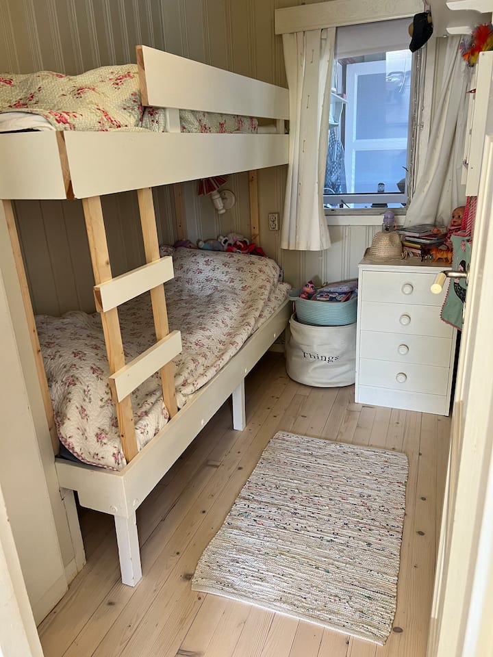 غرفة النوم الثانية - غرفة بسرير بطابقين وألعاب وكتب مختلفة للأطفال.