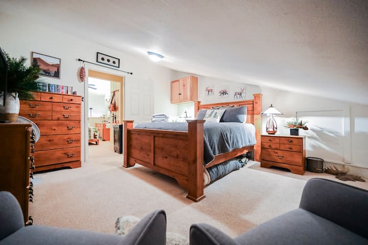 ¡Dormitorio principal cerrado! Cama tamaño queen. Sillas adicionales para disfrutar ❤️