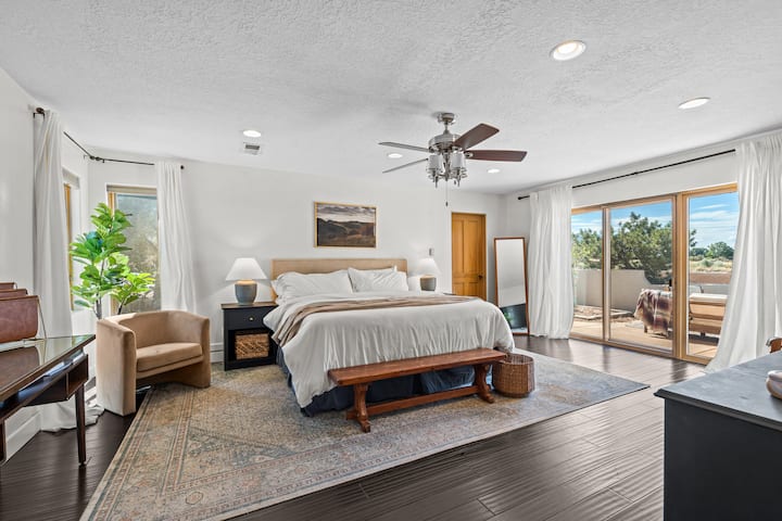 Dhomë gjumi kryesore me krevat dopio "king size" dhe hapësirë pune! Dyert e mëdha rrëshqitëse të oborrit, të çojnë në verandën e jashtme! Në suitë, banjë kryesore dhe dollap shëtitës