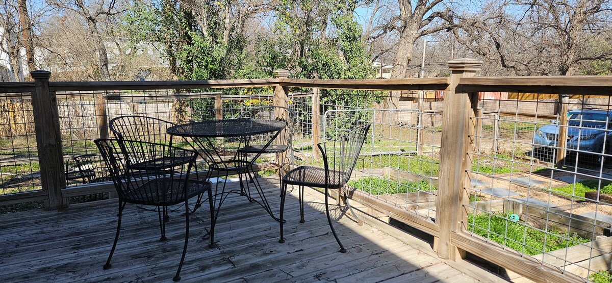 Nature, space, art, porch, free parking, fire pit