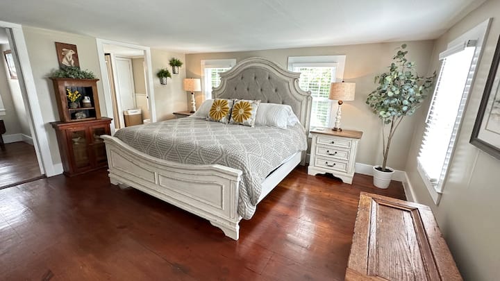 მე-2 სართულის მასტერ ფლიგელი. Ტბის ხედიც. 