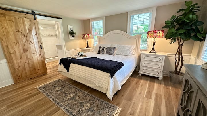 Მთავარი სართულის მთავარი საძინებელი აპარტამენტში. 