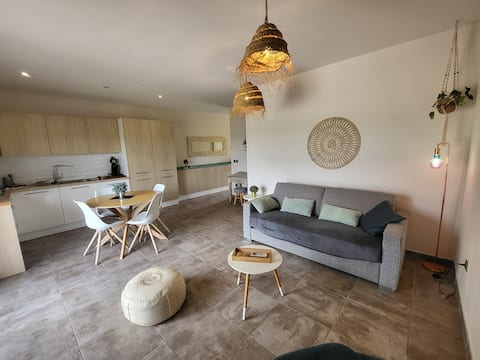 Peaceful oasis in an equestrian estate