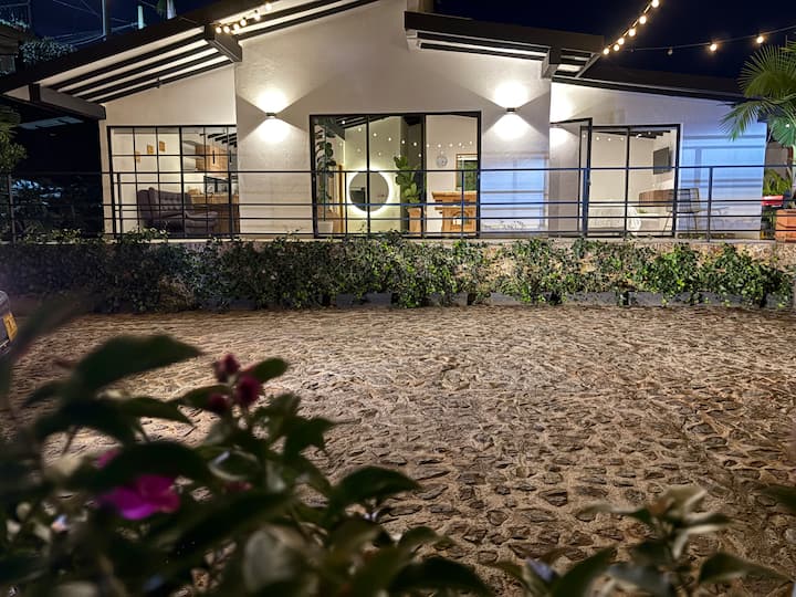 Country Home Near the Airport + Free Transfer