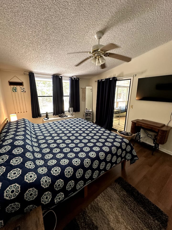 Основна спалня със суперголямо двойно легло, самостоятелна баня и телевизор. Нощните шкафчета имат сензорни лампи и USB зарядни контакти.