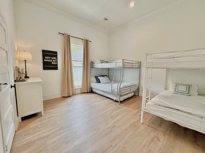 Ეს ოთახი შედგება ორი ორსართულიანი საწოლისგან.  Ერთი შედგება სრული ზომის საწოლისგან, ხოლო ქვედა ნაწილში - დედოფლისგან, რომელსაც ორადგილიანი საწოლი აქვს. Მარჯვნივ დგას ორადგილიანი ორსართულიანი საწოლი.