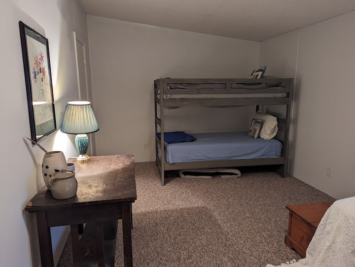 Una habitación versátil con mucho espacio para dormir o jugar.