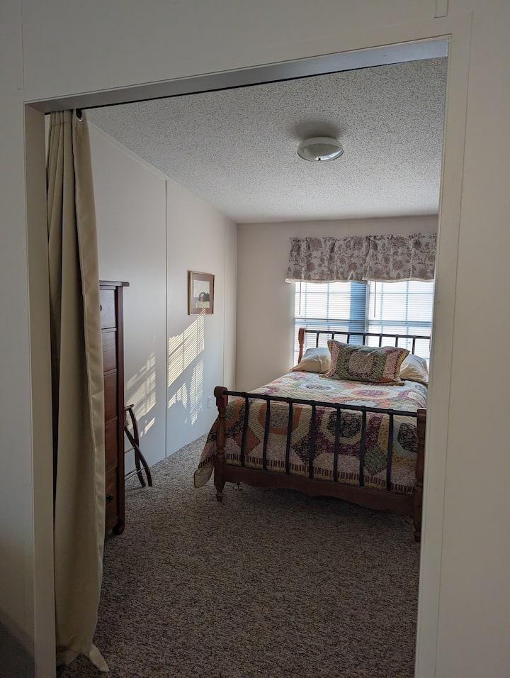 Un dormitorio cómodo para uno o dos, acceso directo a un baño grande.