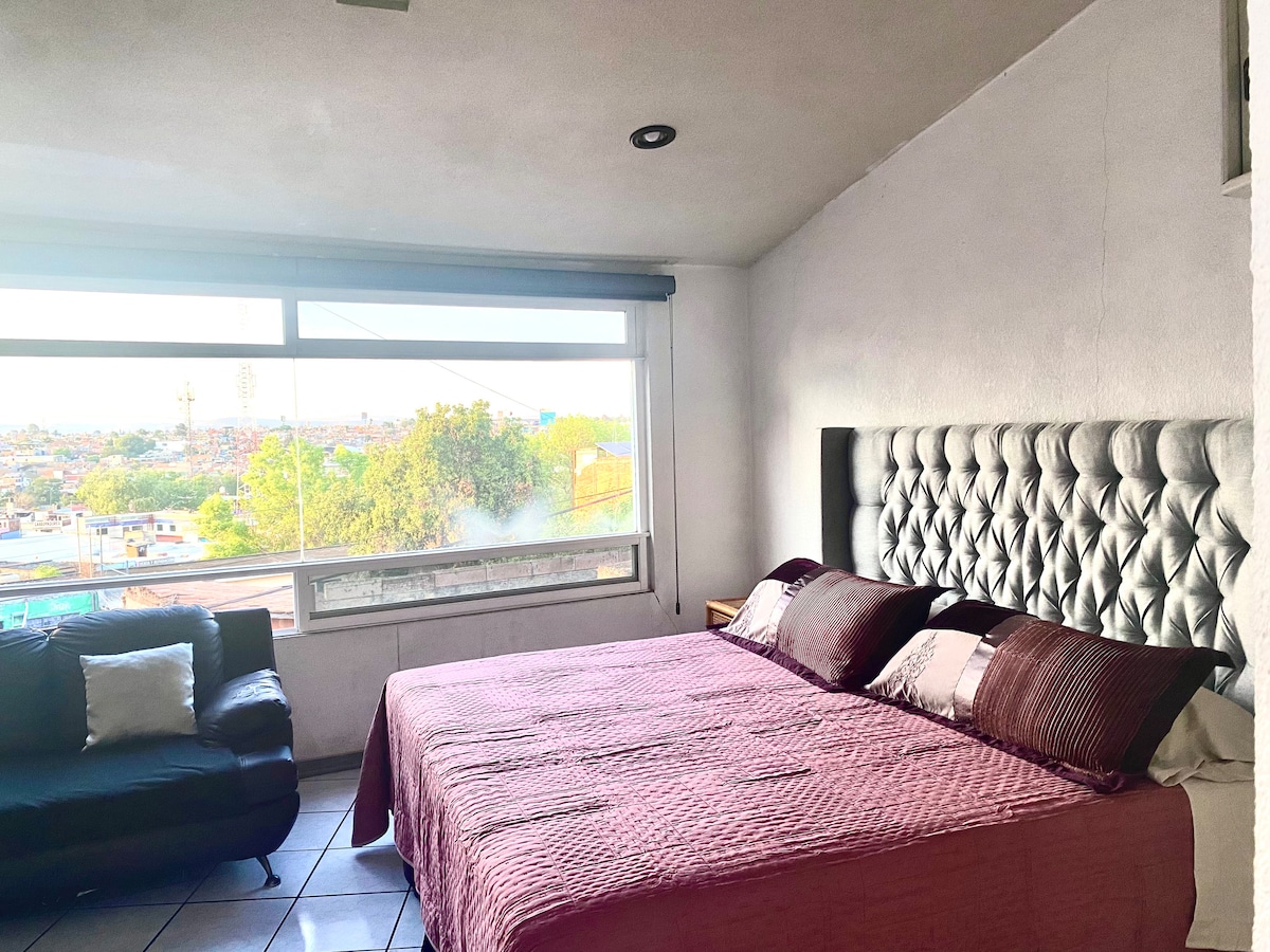 主卧舒适宽敞，配有一张加大双人床和一张双人沙发、宽敞的衣柜、梳妆台、有线电视和数字平台。 您一定会喜欢这座城市北部的景色！ 