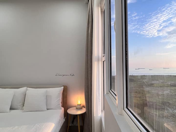 Profitez d'une vue partielle sur la mer depuis la chambre principale.