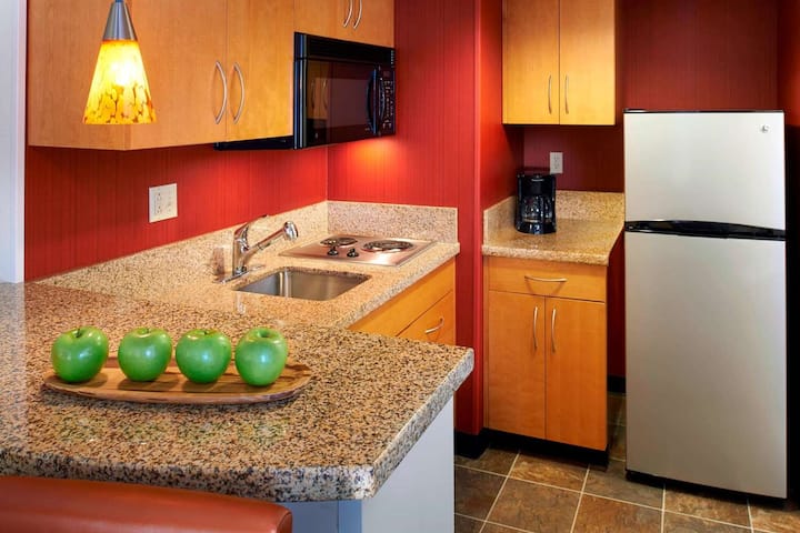 Affordable Getaway! Pet Friendly, Free Breakfast! - Sterling Heights, MI