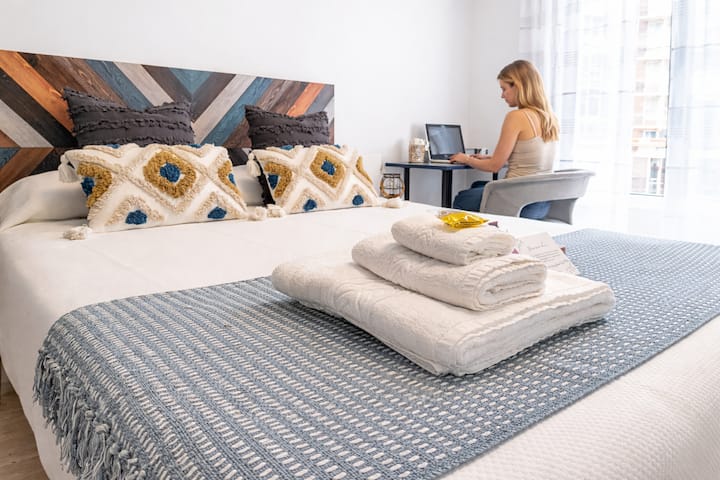 חדר שינה נוח עם מיטת קווין סייז