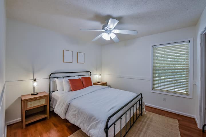 Cama Queen del tercer dormitorio. Baño completo ubicado al otro lado del pasillo desde este dormitorio