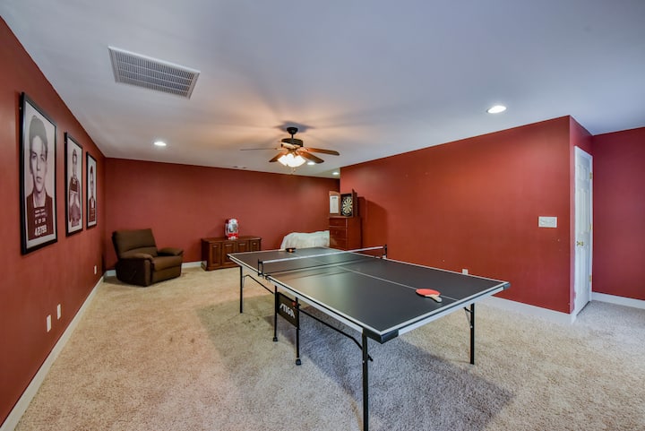 Habitación extra con mesa de ping-pong y tablero de dardos