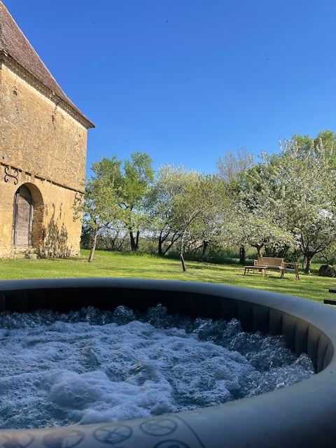 Gers, independent charming house with hot tub, castle park