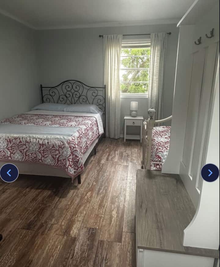 Kitanda kimoja cha malkia, kitanda kimoja cha mchana chenye magurudumu