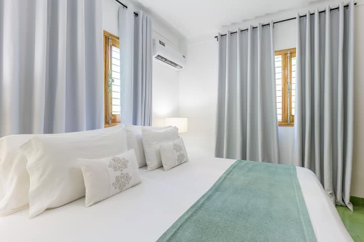 您的房间配有舒适的加大双人床，非常适合您充分休息。 如果您愿意，我们可以根据您的要求，准备两张单人床，以满足您的需求。