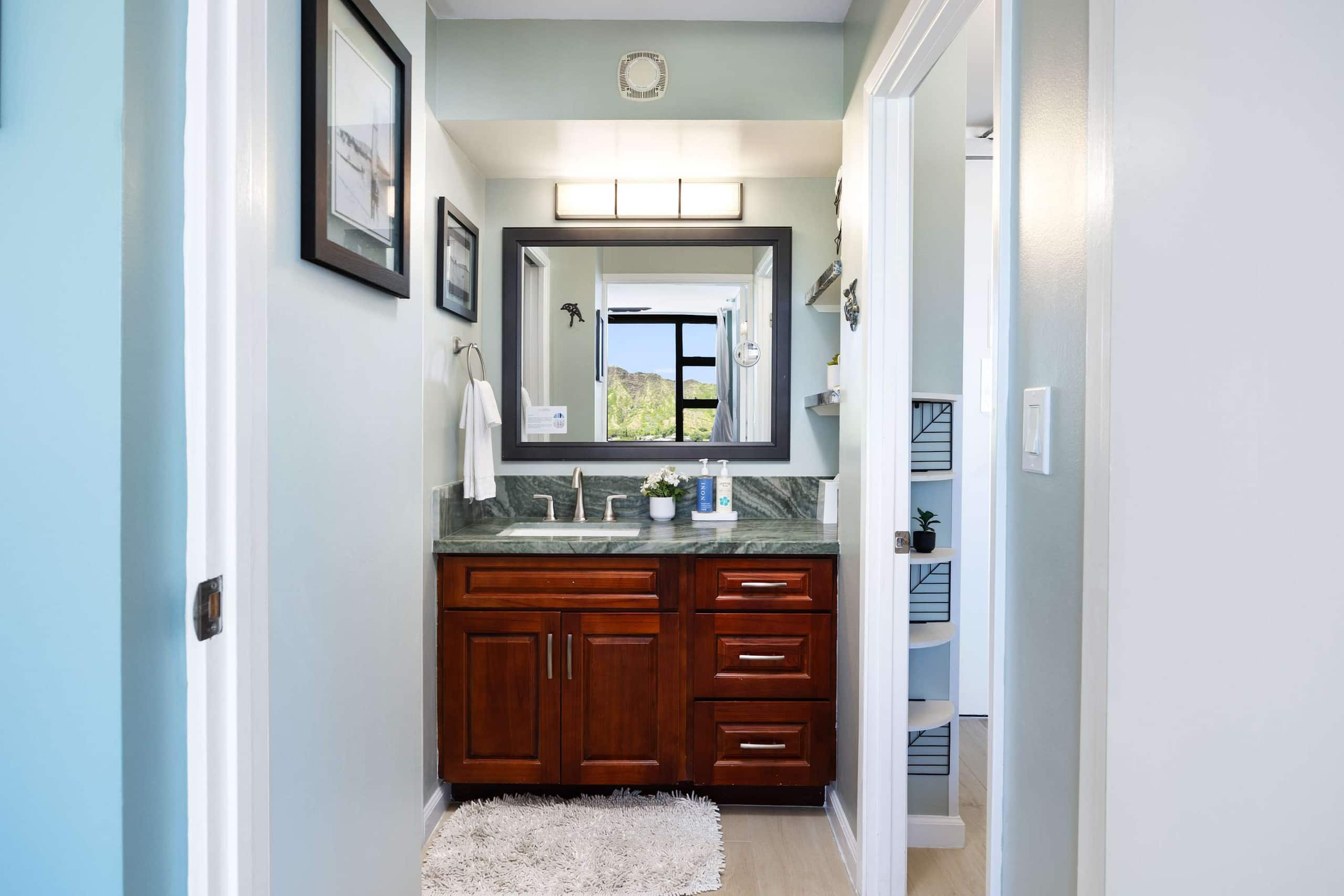Condo in Honolulu · ★4.88 · 1 bedroom · 2 beds · 1 private bath - Image 32