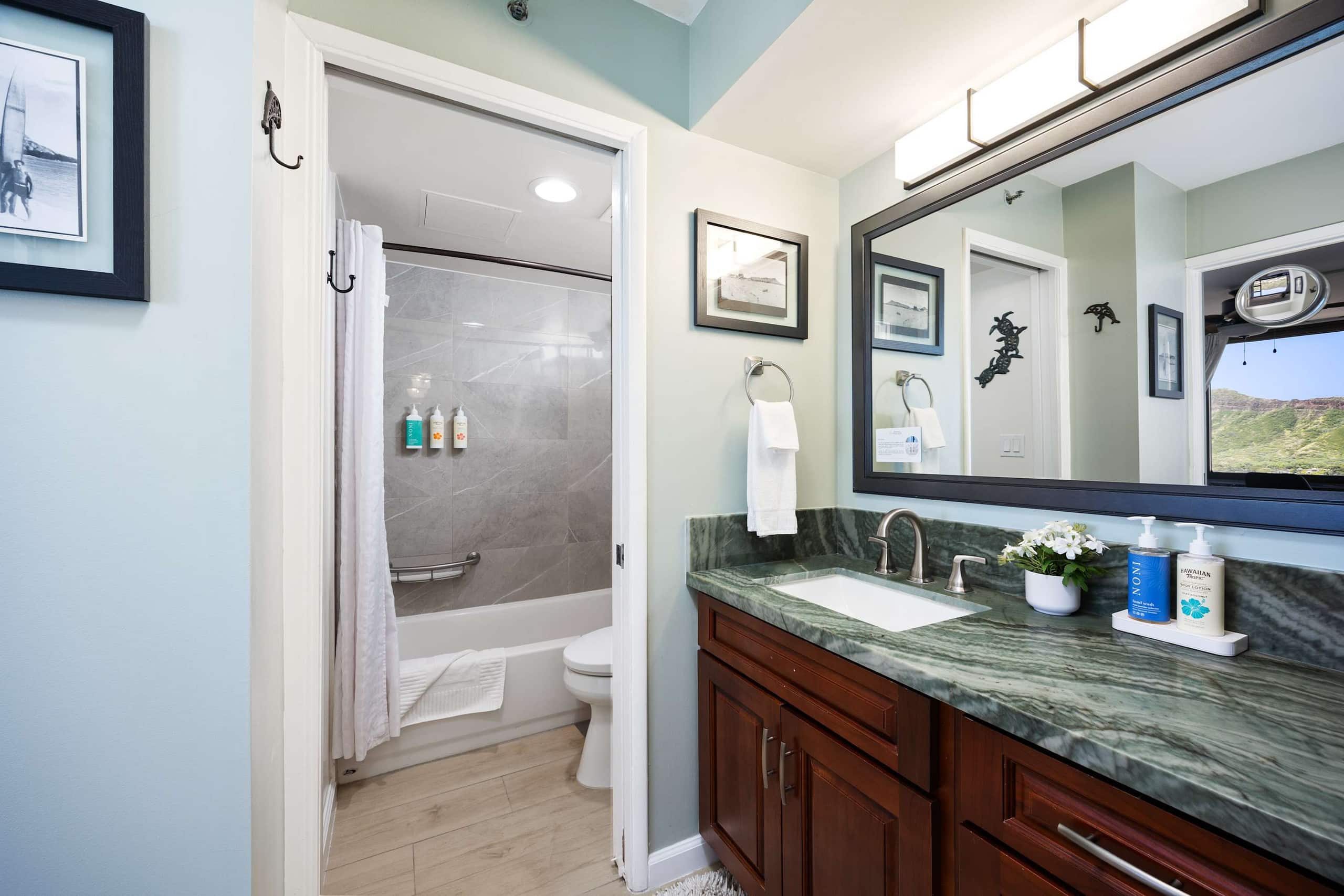 Condo in Honolulu · ★4.88 · 1 bedroom · 2 beds · 1 private bath - Image 30