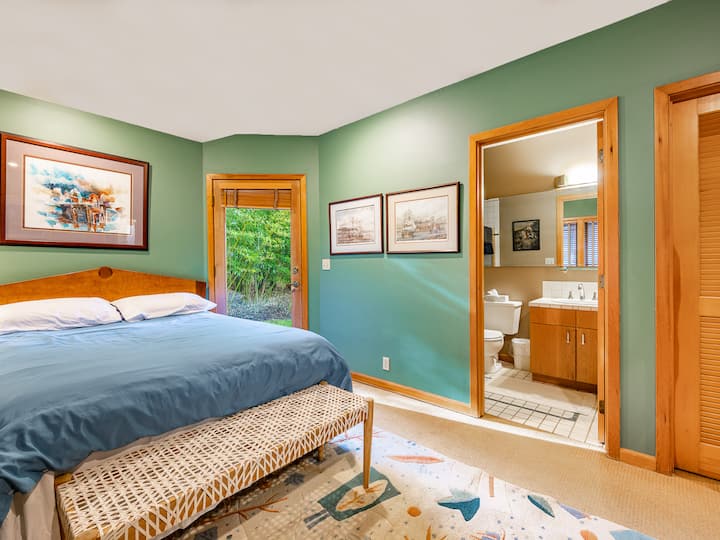 Queen bed with ensuite bathroom