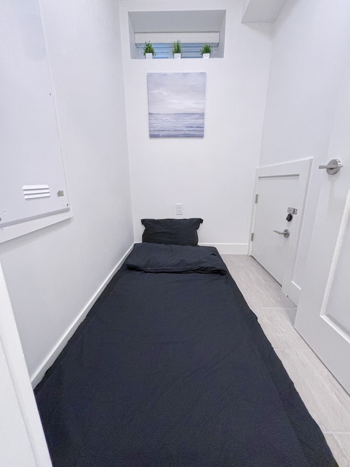 可应要求为第5位房客提供4英寸记忆泡沫地板床垫（额外收费） 