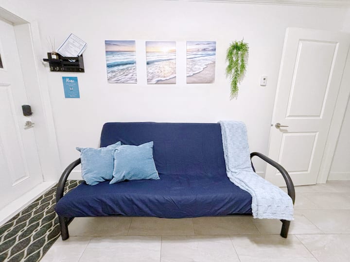 客厅配有沙发床。 入住须知放在门口的衣架上。 