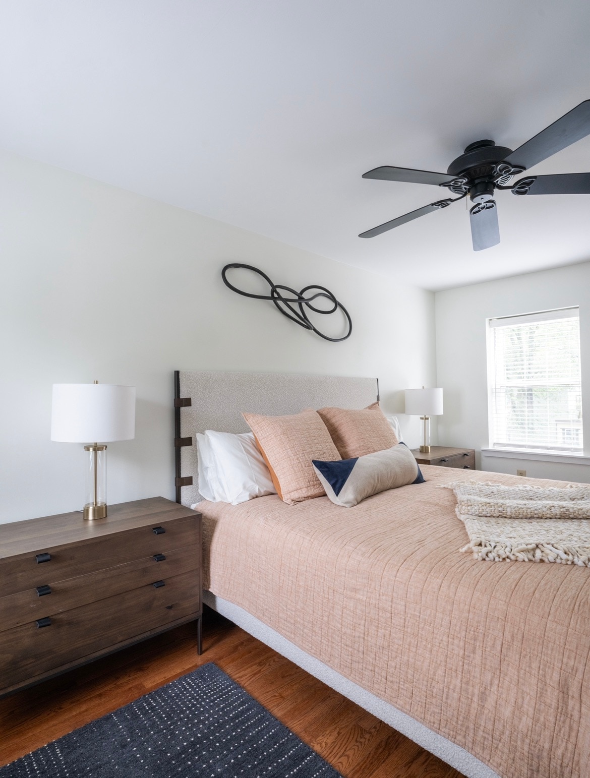 מיטת קינג סייז - חדר שינה 1