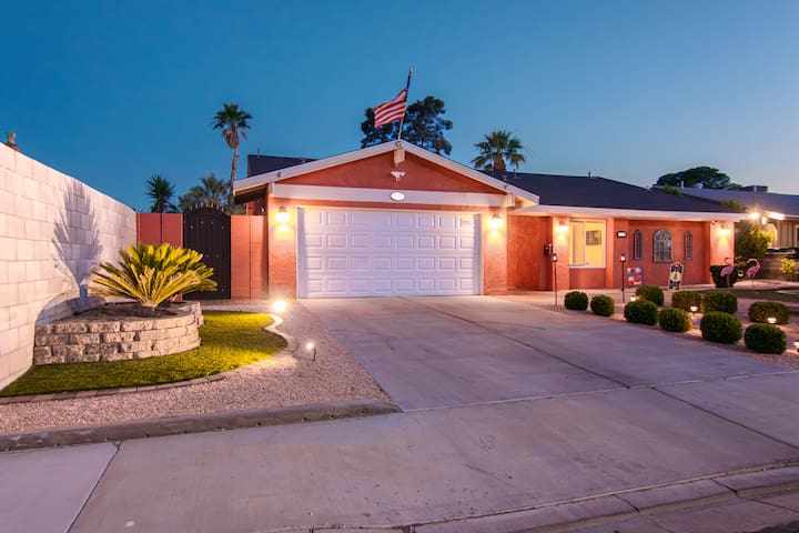 Family Friendly/ Close of Strip/Hot Tub & Driveway