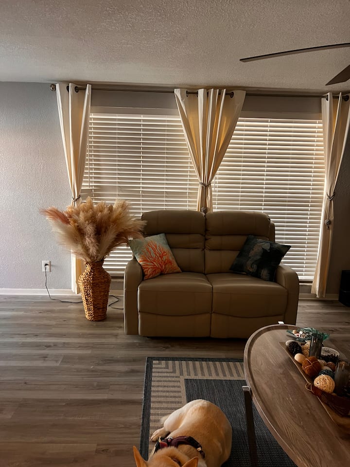Coastal 3br Home W/screened Porch Near Beaches - Pinellas Park, FL