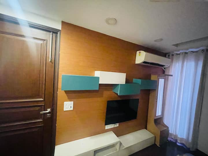 Bračni krevet (
širine 180-220 cm).
Almirah.
Zasebna kupaonica
Moderna spavaća soba s televizorom od 40inča opremljenim satelitskim programima.