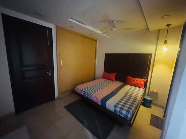 2. bračni
krevet (širine 150-179 cm).
Almirah.
Zasebna kupaonica
Moderna spavaća soba s televizorom od 40inča opremljenim satelitskim programima.