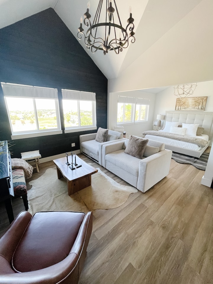 Cama con número de cama king 
Sala privada anexa con dos sofás cama extraíbles 
Incluye oficina en este espacio.