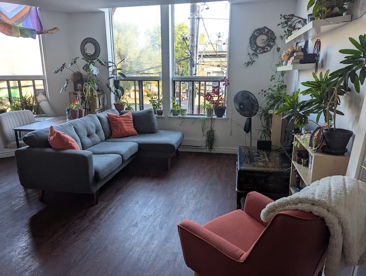 Bright & Hip Unit In Leslieville - Toronto